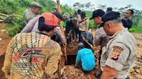 Satu per satu lubang galian emas ilegal itu diutup oleh petugas dengan menggunakan material tanah dan kayu dari gubuk.