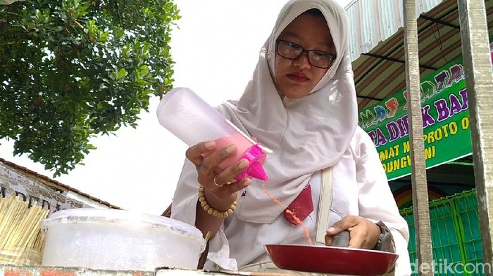 Ibu muda nyentrik penjual papeda keliling di Pekalongan, Rabu (4/3/2020).
