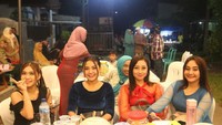 Foto ini memperlihatkan momen Alvi Ananta bersama dengan rekan sesama penyanyi dangdut saat mengisi sebuah acara bersama. Sambil menunggu giliran manggung, mereka disuguhkan aneka jajanan oleh si pemilik hajat. Foto: Instagram @alviananta0204_