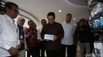 Kunjungi Kimia Farma, Erick Thohir Cek Suhu Tubuh