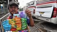 Meningkatnya permintaan akan masker membuat sejumlah pedagang di terminal tersebut menjajakan masker kepada para penumpang.