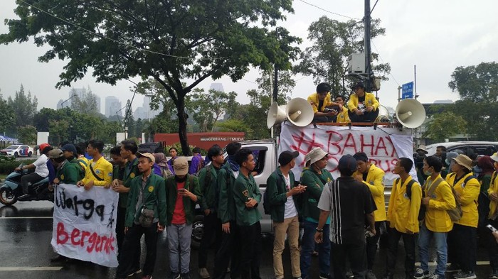 BEM SI demo tolak omnibus law di depan DPR. (Foto: Bil Wahid/detikcom)