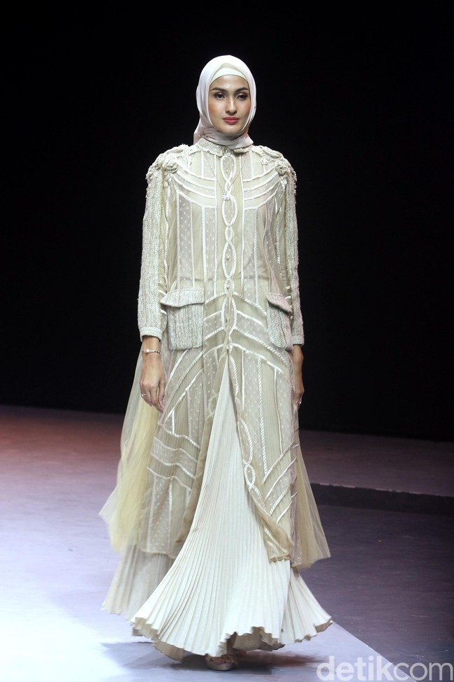 Fashion show terbaru busana muslim Ayu Dyah Andari bertajuk Oase di Muslim Fashion Festival 2020, Jakarta Convention Center, Jakarta, Sabtu [22/2/2020]. Foto: Mohammad Abduh/Wolipop.