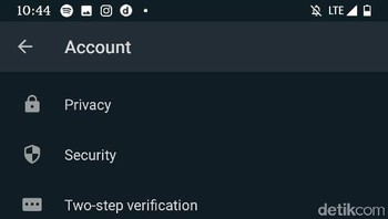 Untuk mengaktifkan mode gelap di WhatsApp ini caranya mudah. Pertama, kalian lakukan update WhatsApp terlebih dahulu ke versi terbaru, baik itu di iOS maupun Play Store.Foto: detikINET/Agus Tri Haryanto