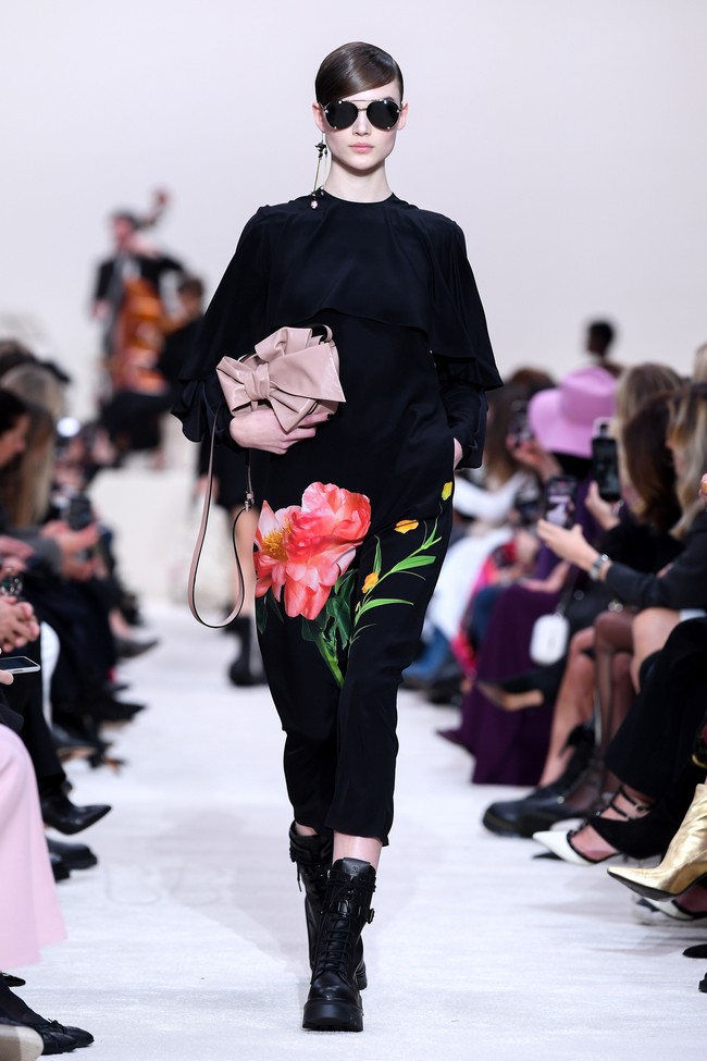 Valentino menyuguhkan koleksi busana yang didominasi warna hitam di Paris Fashion Week 2020, Paris, Prancis, Minggu [01/03/2020]. Photo by Pascal Le Segretain/Getty Images.