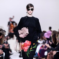 Valentino menyuguhkan koleksi busana yang didominasi warna hitam di Paris Fashion Week 2020, Paris, Prancis, Minggu [01/03/2020]. Photo by Pascal Le Segretain/Getty Images.