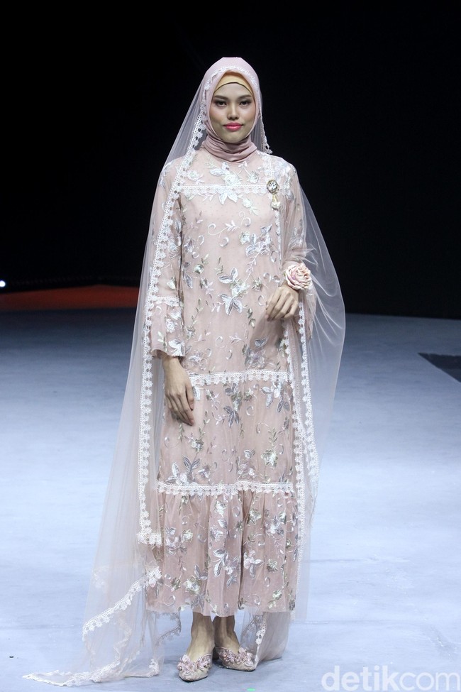 Fashion show Barli Asmara menampilkan koleksi terbaru bertajuk Neelakurinji di Muslim Fashion Festival 2020, Jakarta Convention Center, Jakarta, Sabtu [22/2/2020]. Foto: Mohammad Abduh/Wolipop.