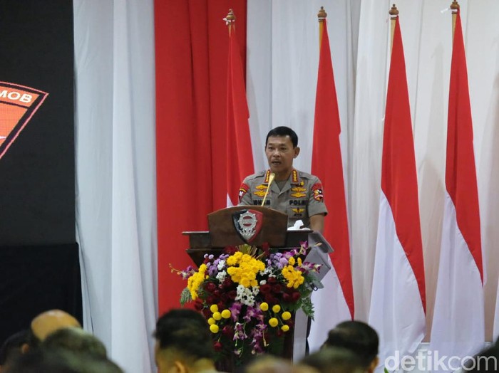 Kapolri Jenderal Idham Azis membuka Rakernis Korp Brimob Polri di Pusdik Brimob Watukosek, Pasuruan. Idham disambut simulasi pencegahan dan penanganan Virus Corona.
