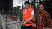 Dua tersangka lainnya yakni, anggota DPRD Kota Bandung periode 2009-2014, Tomtom Dabbul Qomard dan seorang pengusaha Dadang Suganda juga ditahan KPK.