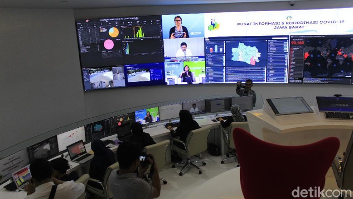Command Center Jabar difungsikan sebagai Jabar Covid-19 Crisis Center atau Pusat Informasi dan Koordinasi Covid-19 Jabar (Pikobar). Yuk, intip!