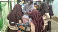 Lia berjualan papeda keliling sekolah-sekolah di wilayah Kedungwuni. Jadwalnya berjualan tiga kali sehari, yakni pagi, sore, dan malam.
