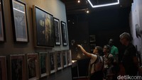Pameran ini mengkolaborasi tiga seni dalam sebuah pameran, yaitu sastra karya Sapardi Djoko Damono, busana kebaya karya Vera Anggraini, dan fotografi karya Darwis Triadi.