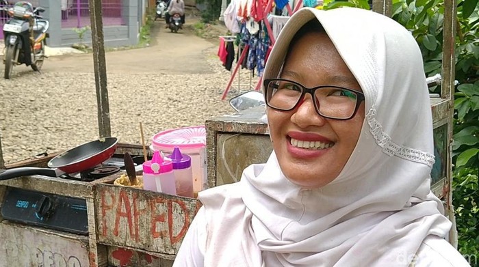 Lia Afidah (29), ibu muda nyentrik berjualan papeda keliling dengan memakai seragam sekolah di Pekalongan, Rabu (4/3/2020).
