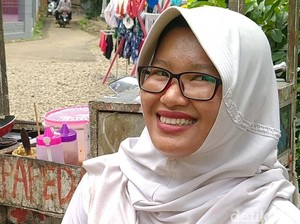 Cerita Ibu Penjual Papeda Nyentrik Berseragam SD, Sempat Ditertawai Suami