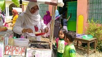 Aktivitas Lia dimulai sejak pagi yakni menyelesaikan pekerjaan rumah. Setelah selesai dia kemudian mengantar anaknya, Muhammad Daffa Asidki (10) dan Naira Mikaela Alzahra (6) berangkat sekolah dan dilanjutkan belanja ke pasar. Kemudian Lia membantu suaminya, Nur Khayak (35) menyiapkan dagangan jualan bakso keliling.