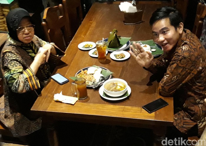 Gibran Rakabuming Bertemu Risma di Solo Gibran Rakabuming Raka bertemu dengan Wali Kota Surabaya Tri Rismaharini. Pertemuan itu berlangsung di sebuah rumah makan di Solo.