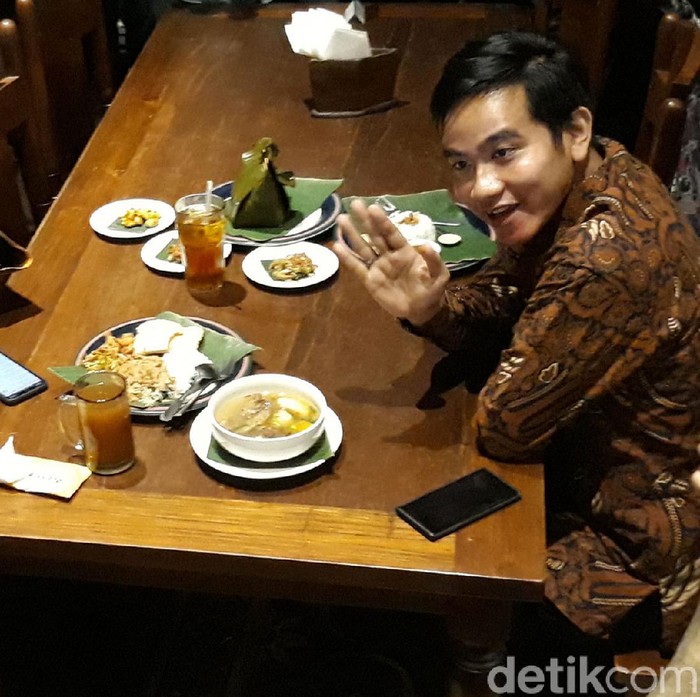 Gibran Rakabuming Raka bertemu dengan Wali Kota Surabaya Tri Rismaharini. Pertemuan itu berlangsung di sebuah rumah makan di Solo.