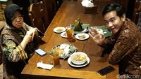 Putra sulung Presiden Joko Widodo (Jokowi) Gibran Rakabuming Raka bertemu dengan Wali Kota Surabaya Tri Rismaharini di Solo, Jawa Tengah, Rabu (4/3/2020).