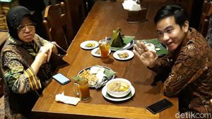 Senyum dan Lambaian Tangan Gibran Saat Bertemu Risma di Solo
