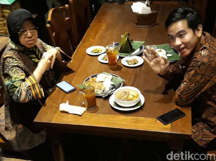 Gibran Rakabuming Raka bertemu dengan Wali Kota Surabaya Tri Rismaharini. Pertemuan itu berlangsung di sebuah rumah makan di Solo.