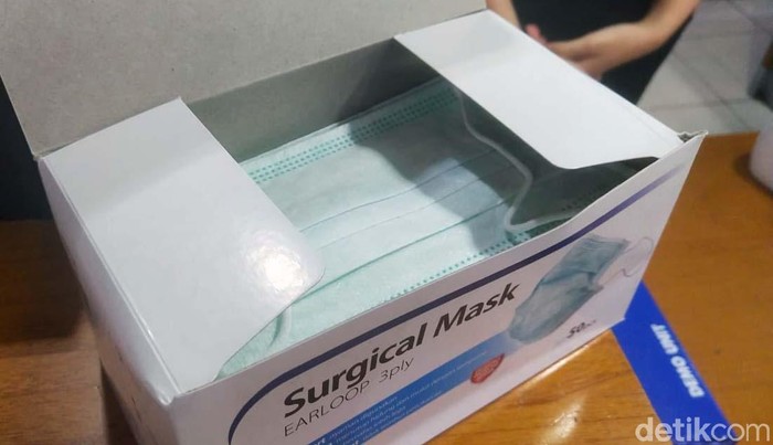 Apotek Kimia Farma membatasi penjualan masker sebanyak dua masker per orang. Harga per masker pun dibandrol Rp 2.000 per masker.