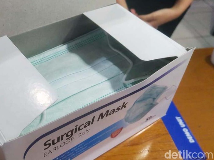 Apotek Kimia Farma membatasi penjualan masker sebanyak dua masker per orang. Harga per masker pun dibandrol Rp 2.000 per masker.