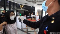 Berbagai upaya pun dilakukan guna mencegah dan menanggulangi penyebaran virus corona di Indonesia. Salah satunya dengan melakukan pemeriksaan suhu tubuh di sejumlah tempat publik.