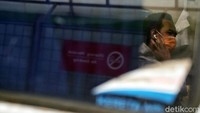 Tak sedikit penumpang di Stasiun Pasar Senen, Jakarta, yang menggunakan masker saat beraktivitas di luar ruangan atau saat berada di tempat publik.