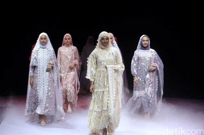 Fashion show Barli Asmara menampilkan koleksi terbaru bertajuk Neelakurinji di Muslim Fashion Festival 2020, Jakarta Convention Center, Jakarta, Sabtu [22/2/2020]. Foto: Mohammad Abduh/Wolipop.