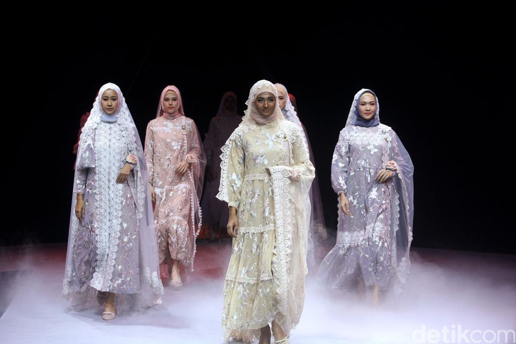 koleksi Barli Asmara di MUFFEST 2020 koleksi Barli Asmara di MUFFEST 2020