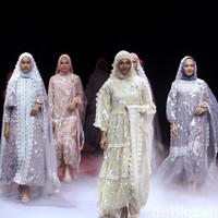 Fashion show Barli Asmara menampilkan koleksi terbaru bertajuk Neelakurinji di Muslim Fashion Festival 2020, Jakarta Convention Center, Jakarta, Sabtu [22/2/2020]. Foto: Mohammad Abduh/Wolipop.