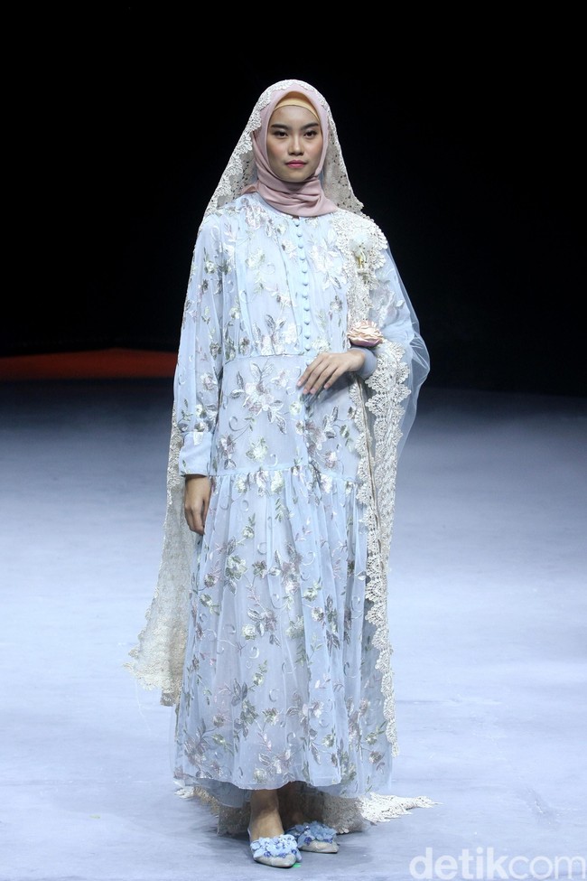 Fashion show Barli Asmara menampilkan koleksi terbaru bertajuk Neelakurinji di Muslim Fashion Festival 2020, Jakarta Convention Center, Jakarta, Sabtu [22/2/2020]. Foto: Mohammad Abduh/Wolipop.