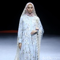 Fashion show Barli Asmara menampilkan koleksi terbaru bertajuk Neelakurinji di Muslim Fashion Festival 2020, Jakarta Convention Center, Jakarta, Sabtu [22/2/2020]. Foto: Mohammad Abduh/Wolipop.