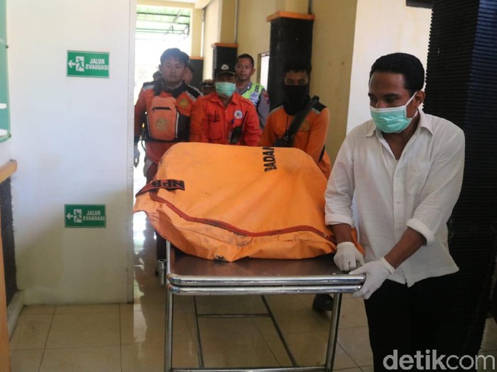 Tim SAR menemukan korban keempat dari perahu terbalik di Sungai Brantas. Korban ditemukan tewas sekitar 25 km dari lokasi perahu terbalik.