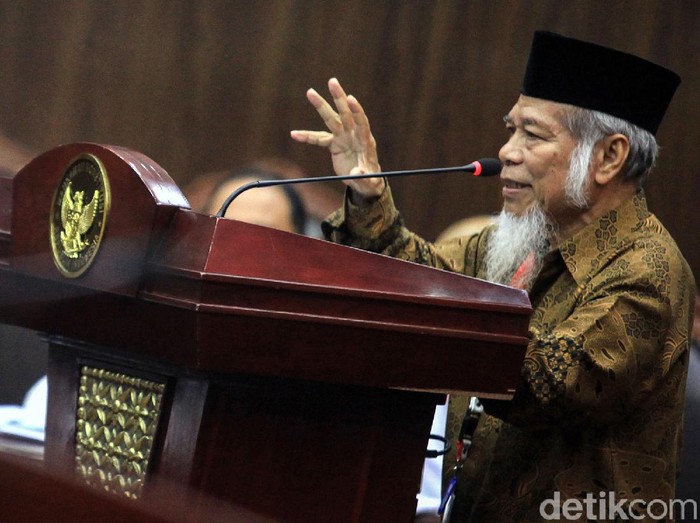 Sidang uji formil UU KPK kembali digelar di Gedung Mahkamah Konstitusi. Sejumlah saksi ahli mulai dari pakar hukum hingga ahli filsafat dihadirkan di sidang itu