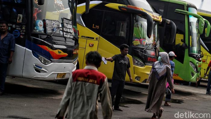Suasana di Terminal Bus Tanjung Priok Sejumlah warga hilir mudik di kawasan Terminal Bus Tanjung Priok, Jakarta. Aktivitas di terminal tersebut tampak masih berjalan normal.