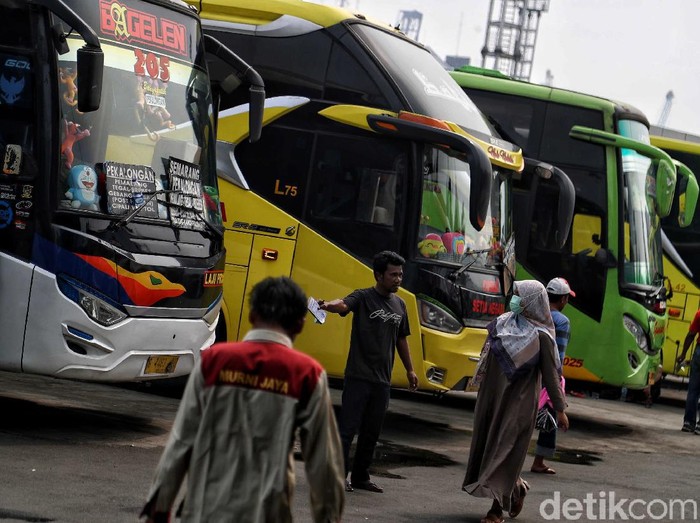 Sejumlah warga hilir mudik di kawasan Terminal Bus Tanjung Priok, Jakarta. Aktivitas di terminal tersebut tampak masih berjalan normal.