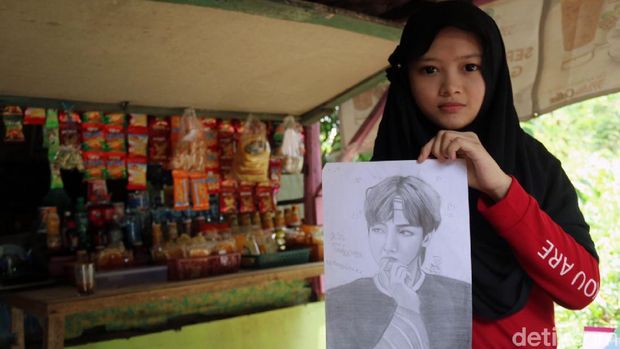 Sosok Febby Lissa Ayu Aryanti (17) tengah ramai diperbincangkan warganet. Remaja yang jago melukis sketsa itu terpaksa putus sekolah karena tak ada biaya.