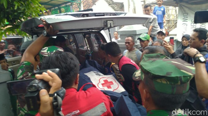 Olah TKP kasus anggota TNI tewas gantung diri berlangsung hampir satu jam. Jenazah korban berinisial JW (30) langsung dievakuasi ke RSU dr Soetomo, Surabaya.