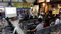 Para penumpang mendapat penjelasan mengenai virus corona.