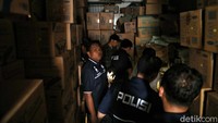 Sejumlah petugas kepolisian masuk ke dalam gudang yang didalamnya terdapat sejumlah kardus masker di kawasan Glodok, Jakarta.