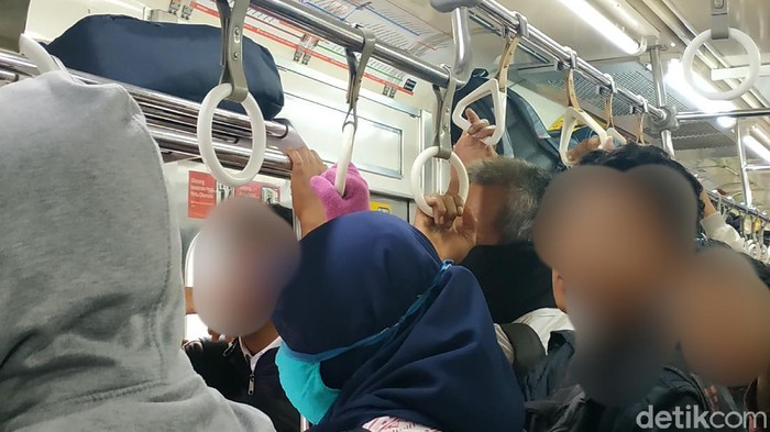 Semakin Waspada, Penumpang KRL Bekasi-Kota Pakai Sarung Tangan untuk Pegangan