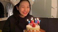 Yeri yang memiliki nama lengkap Kim Yeri lahir pada 5 Maret 1999. Hari ini ia genap berusia 21 tahun atau 22 tahun untuk usia orang Korea Selatan. Anggota termuda di Red Velvet ini sangat ceria saat berpose dengan kue ulang tahunnya. Foto: Instagram @yerimiese
