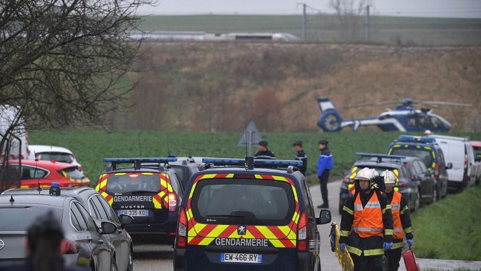 Gendarmes and firefighters gather at the site where a high-speed TGV train locomotive derailed close to Ingenheim early on March 5, 2020 while travelling from the eastern city of Strasbourg to Paris. - The TGV locomotive went off the tracks near Ingenheim, around 30 kilometres (20 miles) northwest of Strasbourg, an SNCF spokeswoman said. Twenty-one persons were injured. (Photo by Patrick HERTZOG / AFP)