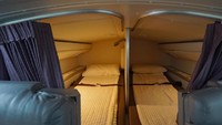 Umunya, pilot yang ingin beristirahat bisa menempati dua kamar yang terletak di atas kabin kelas bisnis. Sementara itu, untuk pramugari, ruangannya terletak di atas kabin kelas ekonomi. Biasanya ada sekitar delapan kamar single beds lengkap dengan selimut dan bantal (Virgin Australia)