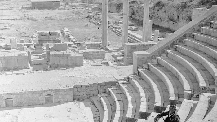 circa 1956:  The ruins of the ampitheatre of Bergama in Turkey, known as Pergamum during Roman occupation.  (Photo by Evans/Three Lions/Getty Images)