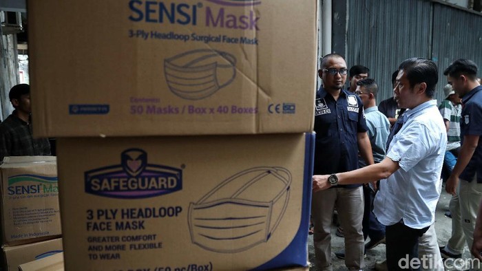 Polisi melakukan sidak ke distributor masker yang berada di kawasan Glodok, Jakarta. Sidak dilakukan guna mencegah terjadinya penimbunan masker.