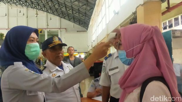 Pemeriksaan suhu tubuh penumpang di Purabaya/