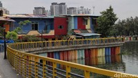 Keberadaan pagar di sepanjang sisi danau itu salah satunya untuk memberikan rasa aman kepada para pengunjung selama beraktivitas di danau tersebut.