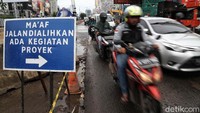 Pengalihan arus lalu lintas dilakukan di area sekitar pembangunan tol tersebut.